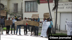 Reporta Cuba. Protesta frente a la Asamblea Nacional del Poder Popular en Playa (Ciudad Habana), febrero 5. Foto: Ángel Moya.