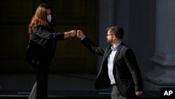 El presidente electo de Chile Gabriel Boric presenta a Maya Fernandez Allende como su ministra de Defensa. (AP/Esteban Felix)