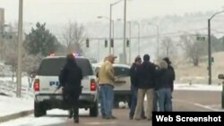La policía rodea una clínica de Colorado Springs en la que permanecía atrincherado un tirador. 