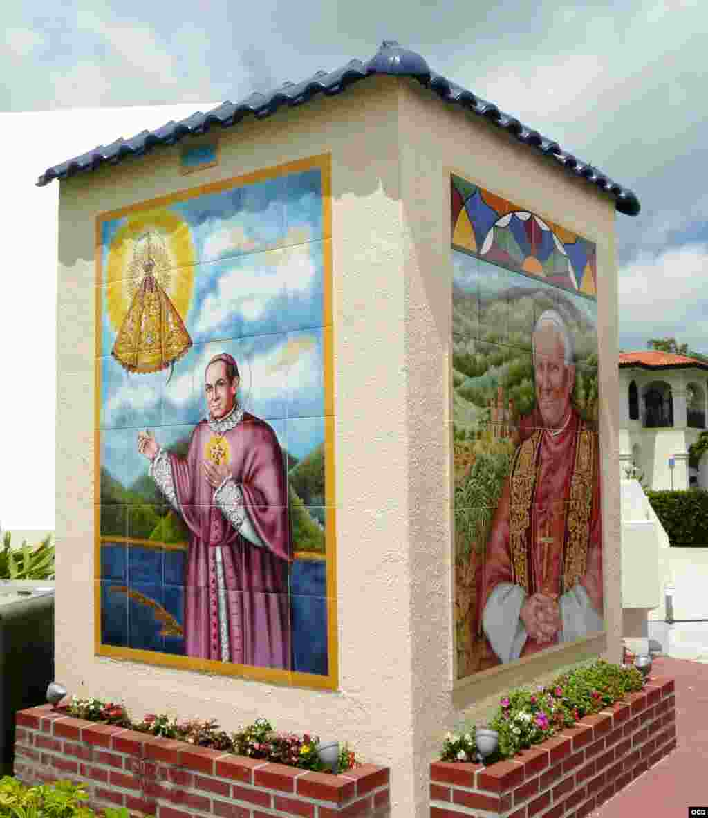 Murales beato Oscar Jaime Valdez y Juan Pablo II (cerámica, 10 pies).