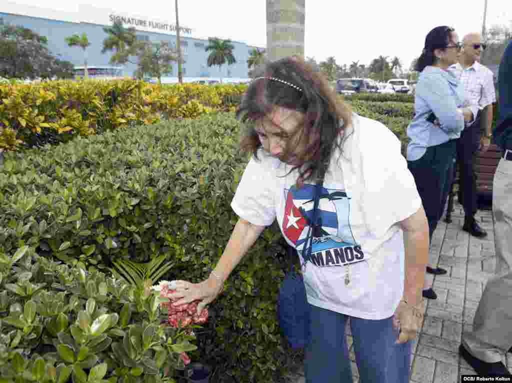 Mirian Campos pone flores en una de las tarjas dedicadas a los j&#243;venes pilotos.
