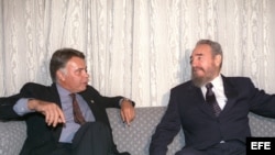 En la foto, Felipe González en la reunión que mantuvo con el presidente cubano, Fidel Castro en Bariloche, Argentina, en e1995. 
