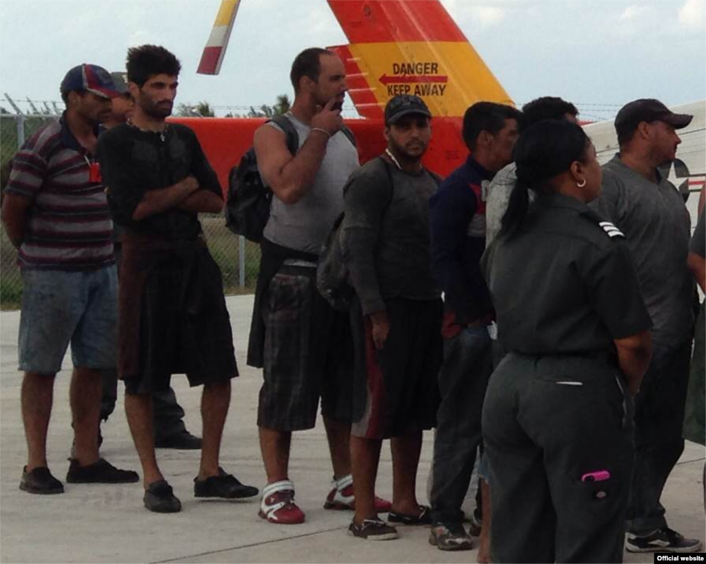Los cubanos esperan ser conducidos a Bahamas. Foto Servicio Guardacostas.