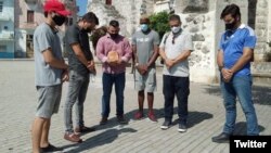 Un grupo de cristianos oran por la "integridad física" de Luis Manuel Otero Alcántara. (Twitter/@Mov_sanisidro)
