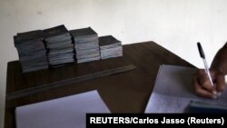 Pasaportes cubanos. (REUTERS/Carlos Jasso)