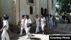 Damas desfilan tras misa en Colón, Matanzas