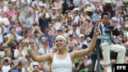 La tenista alemana Sabine Lisicki reacciona durante un partido del torneo de tenis de Wimbledon que disputó contra la estadounidense Serena Williams.