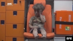 Niño herido de 5 años, sentado en una ambulancia tras ser rescatado en Alepo.