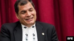 Presidente de Ecuador Rafael Correa alista maletas para viajes internacionales en el 2014