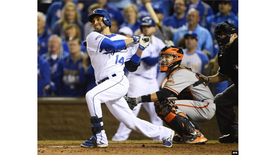 Omar Infante batea un cuadrangular de dos carreras.