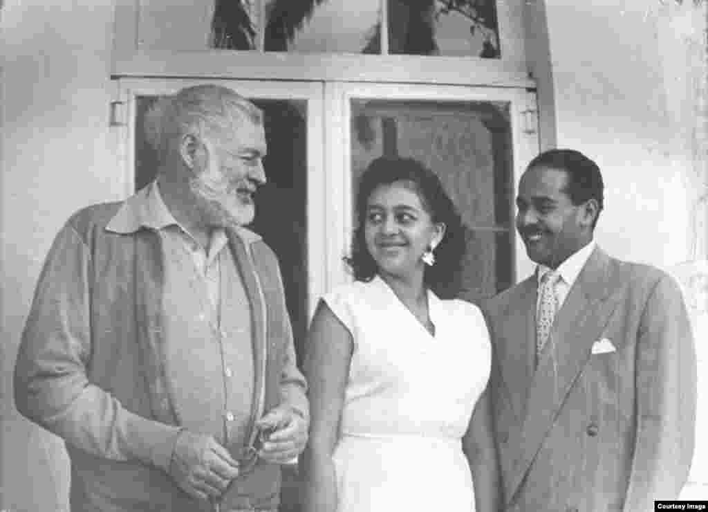 Hemingway, Elpidia y René Villarreal, marzo 1957. Recuerdan la frase de Hemingway en ese momento: &quot;Cuídame a mi hijo cubano&quot;.