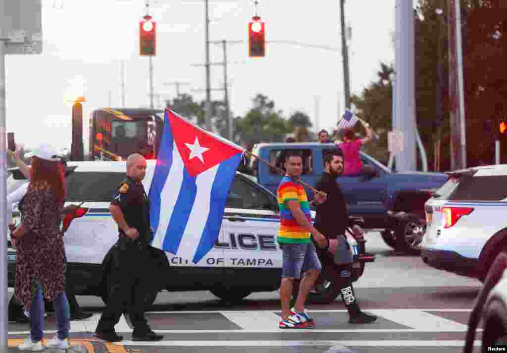 Un manifestante una bandera cubana durante una protesta contra el gobierno cubano, en Tampa, Florida, Estados Unidos, el 13 de julio de 2021. Foto: REUTERS / Octavio Jones.