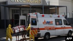 Personal médico traslada el miércoles a un paciente sospechoso de contagio con el COVID-19 en el Hospital General de Ciudad Juárez, en México (Herika Martínez/AFP).