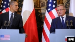 El presidente estadounidense, Barack Obama (izq9, da una rueda de prensa junto a su homólogo polaco, Bronislaw Komorowski (dcha), en el Palacio Belvedere de Varsovia (Polonia).