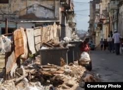 Como en los 90, algunos cubanos esperan que con la nueva austeridad la basura no sea recogida (Juan Suárez)