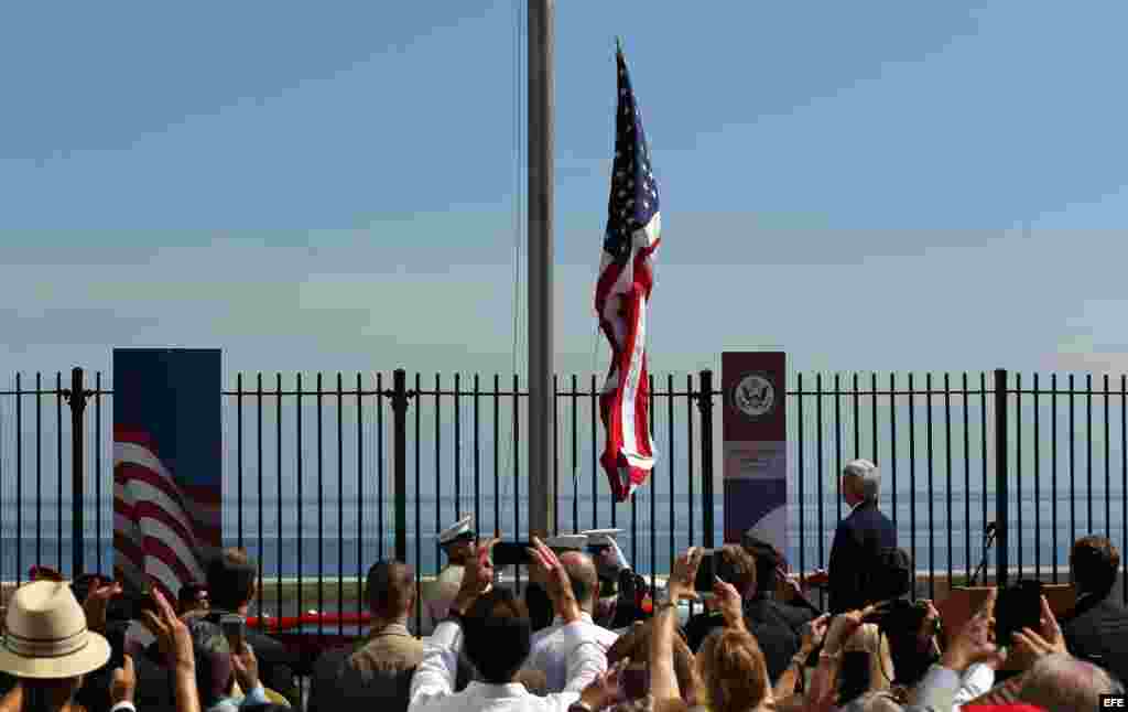 El secretario estadounidense de Estado, John Kerry (d), asiste hoy, viernes 14 de agosto de 2015, a la ceremonia de izado de la bandera estadounidense en la embajada de ese país en La Habana (Cuba).