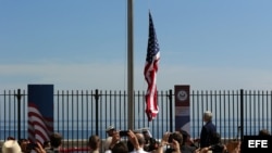 El secretario estadounidense de Estado, John Kerry (d), asiste, viernes 14 de agosto de 2015, a la ceremonia de izado de la bandera estadounidense en la embajada de ese país en La Habana (Cuba).