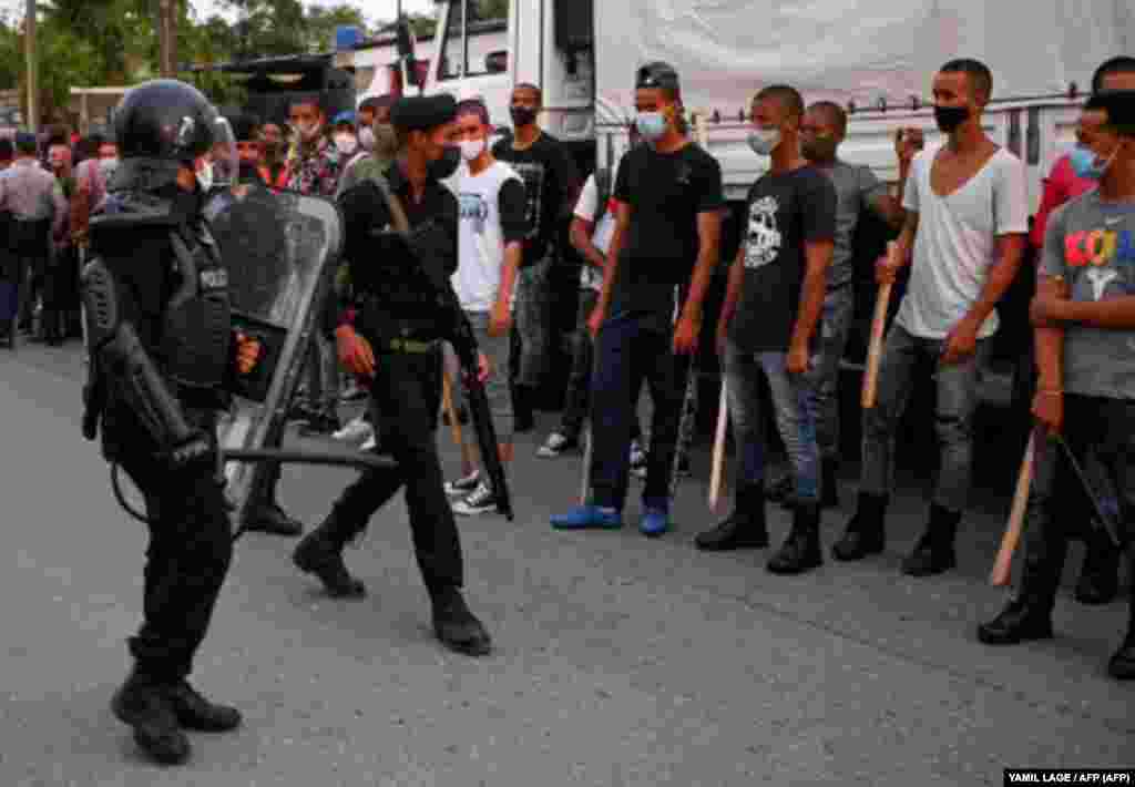 La polic&#237;a antidisturbios recorre las calles luego de una manifestaci&#243;n contra el gobierno de Miguel D&#237;az-Canel en el municipio de Arroyo Naranjo, La Habana el 12 de julio de 2021. 