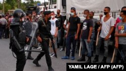 La policía antidisturbios recorre las calles luego de una manifestación contra el gobierno de Miguel Díaz-Canel en el municipio capitalino de Arroyo Naranjo.