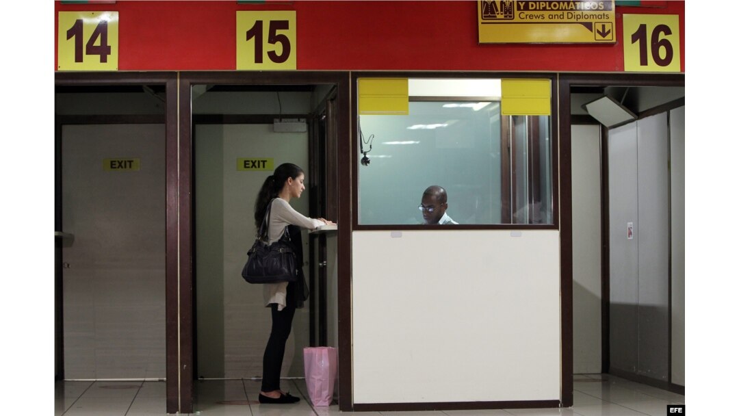 Rosa Maria Payá realiza el chequeo de inmigración en el aeropuerto José Martí de La Habana (Cuba).