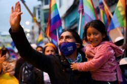 El candidato presidencial de Ecuador, Yaku Pérez, saluda a simpatizantes durante una marcha simpatizantes que exigían un recuento de los votos emitidos durante la elección presidencial del 7 de febrero. REUTERS/Santiago Arcos.