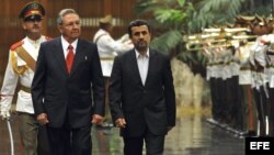 El gobernante Raúl Castro recibe al presidente iraní, Mahmoud Ahmadinejad, en La Habana en enero del año pasado.