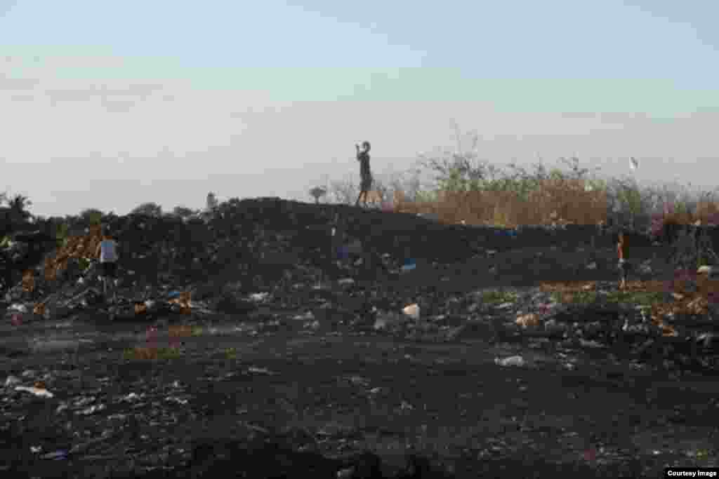 Niños locales se divierten entre la basura, a expensas de contraer graves enfermedades (Foto: Marelys Fonseca Viltres)
