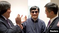 Chen Guangcheng mientras saluda al embajador estadounidense en China. Foto de archivo.