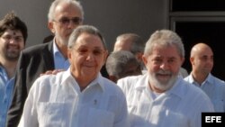 Archivo - Raúl Castro (i), conversa con el exgobernante brasileño Luiz Inácio Lula da Silva (d ) en el aeropuerto José Martí de La Habana (Cuba). 