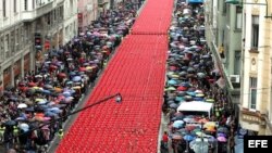 11.541 sillas rojas ocuparon la calle principal de Sarajevo para conmemorar el vigésimo aniversario del comienzo de la guerra (1992-1995).