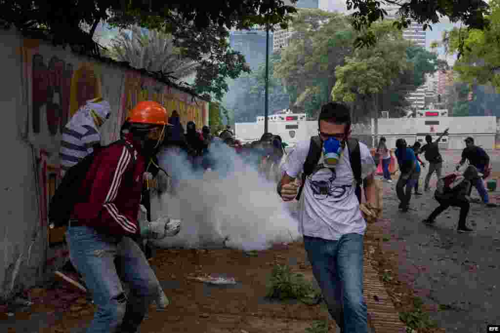 Manifestantes marchan hoy, jueves 4 de mayo de 2017, en Caracas (Venezuela). Los cuerpos de seguridad dispersaron con gases lacrimógenos la manifestación de estudiantes que se concentró en la Universidad Central de Venezuela (UCV) para intentar trasladars