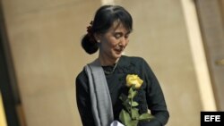 Aung San Suu Kyi sostiene una rosa amarilla el sábado 22 de septiembre de 2012, en la universidad de Columbia (EE. UU.). 