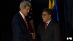 GUA09. ANTIGUA (GUATEMALA), 05/06/2013.- El secretario de Estado de Estados Unidos, John Kerry (i), se reúne con el ministro venezolano de Relaciones Exteriores, Elías Jaua (d), hoy, miércoles 5 de junio de 2013, durante la 43 asamblea anual de la Organiz