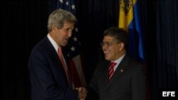 El secretario de Estado de Estados Unidos, John Kerry (i), se reúne con el ministro venezolano de Relaciones Exteriores, Elías Jaua (d), hoy, miércoles 5 de junio de 2013