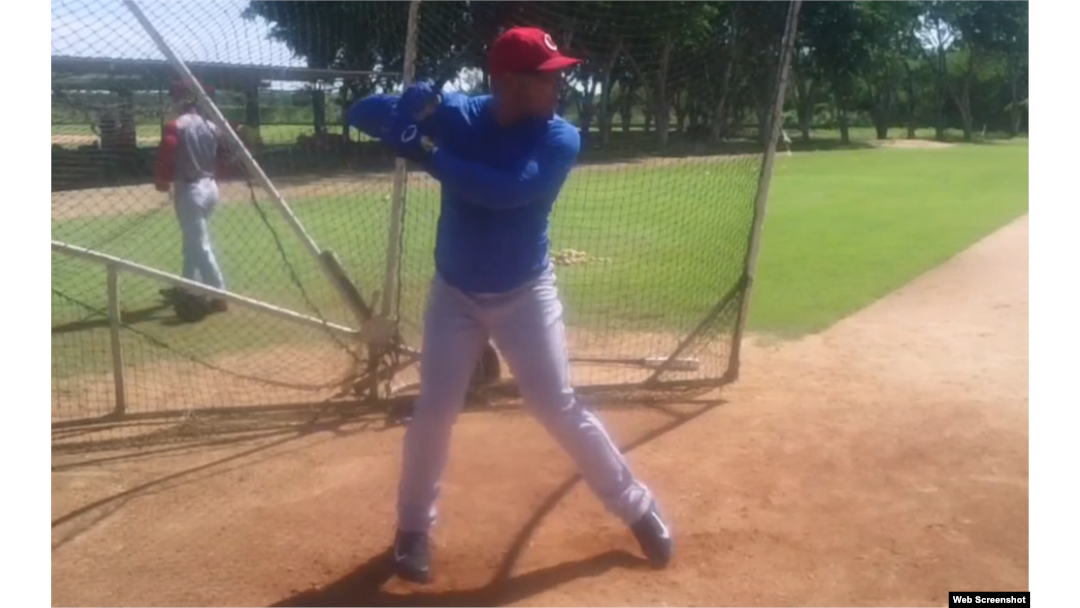 Yasmani Tomás durante una sesión de bateo en República Dominicana.