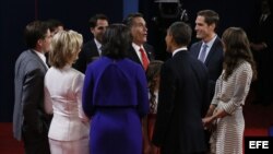 Mitt Romney conversa con sus familiares junto al presidente de EEUU y aspirante a la reelección, Barack Obama.