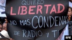 ARCHIVO. Un grupo de personas protesta en Quito (Ecuador), contra la nueva Ley de Comunicación.
