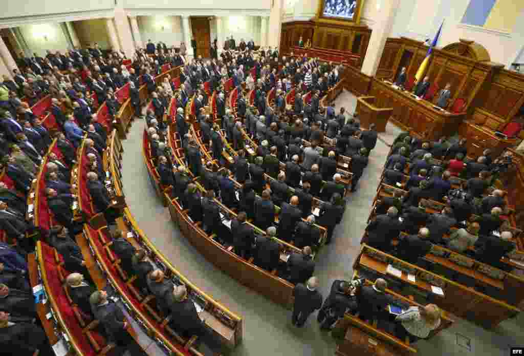 Diputados de la Cámara Baja ucraniana asisten a una sesión extraordinaria en el Parlamento de Kiev (Ucrania) hoy, martes 28 de enero de 2014.