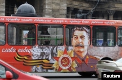 Archivo - Un autobús con el retrato de Stalin en San Petersburgo.