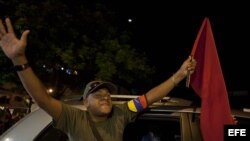 Seguidores del candidato presidencial Nicolás Maduro se reúnen hoy, domingo 14 de abril de 2013, en la parroquia 23 de enero, en Caracas (Venezuela).
