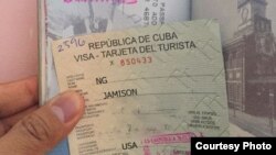La compra de los pasajes aéreos a Cuba va "convoyada" con la de una visa cubana, pero esta no garantiza que le dejen entrar en la isla.