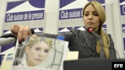 Yevgenia Tymoshenko, hija de la encarcelada ex primer ministro ucraniana Yulia Tymoshenko, comparece ante los medios en el Club de Prensa de Ginebra, Suiza. 