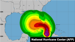 Tormenta tropical Eta a la 1:00 am del domingo. Proyección del Centro Nacional de Huracanes, con sede en Miami, Florida.