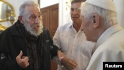 El Papa junto a Fidel Castro.