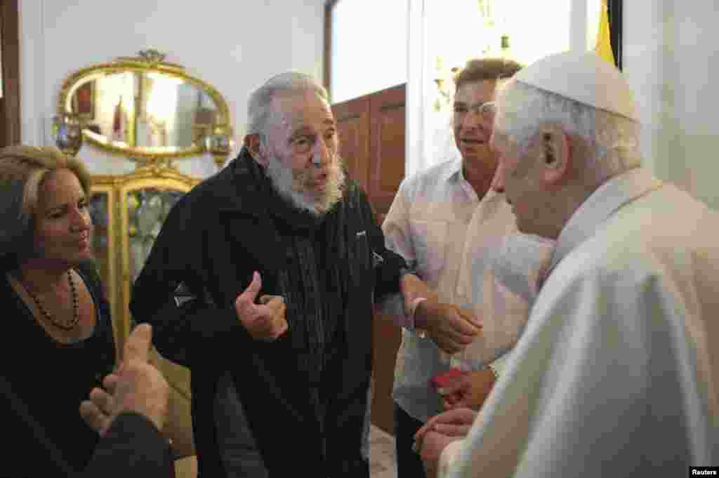 El papa Benedicto XVI junto a Fidel Castro.