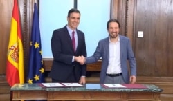 El presidente en funciones del gobierno español, Pedro Sánchez (izquierda) y el líder de Unidas Podemos, Pablo Iglesias, al presentar el programa en Madrid.
