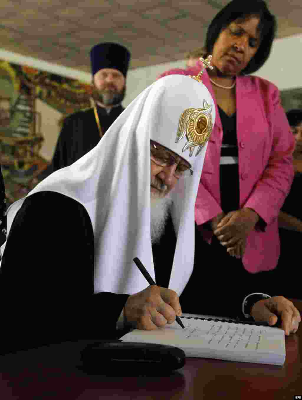 El patriarca ruso Kirill firma el libro de visitantes de la escuela Solidaridad con Panamá, en La Habana.