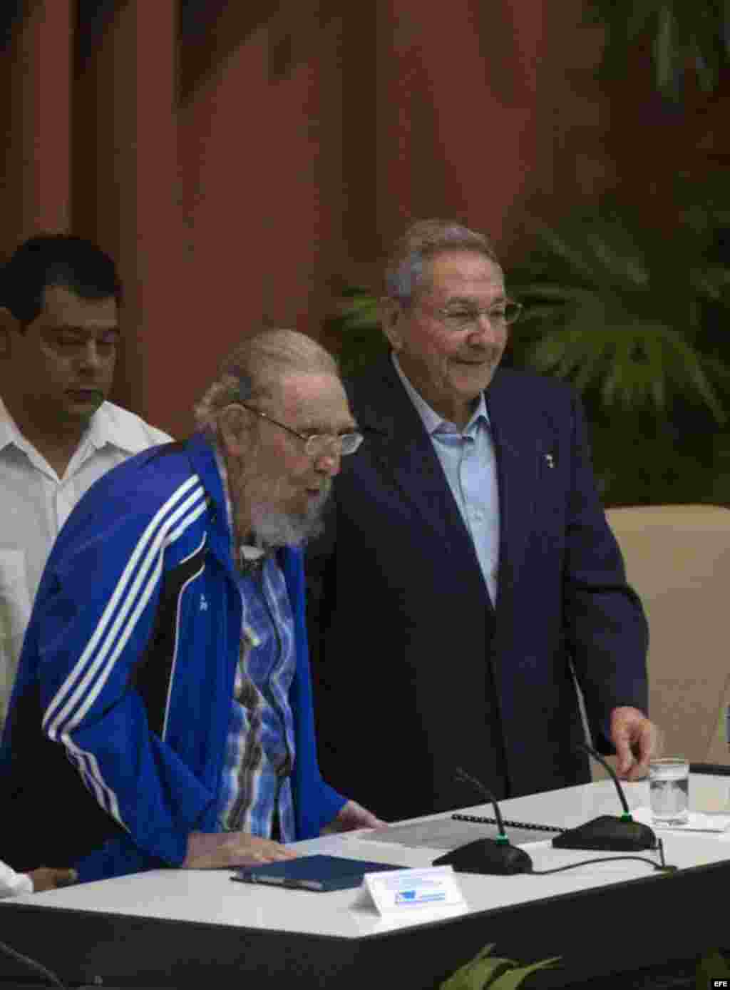 Raúl Castro, junto a su hermano Fidel, en la clausura del VII Congreso del PCC.
