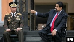 El ministro de Defensa, general Vladimir Padrino y el presidente de Venezuela, Nicolás Maduro.