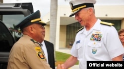 Craig Faller, jefe del Comando Sur estadounidense, saluda al jefe de las Fuerzas Militares de Colombia, el general Luis Navarro Jiménez, durante su visita a Miami. 